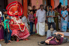 Voller Einsatz für die richtige Perspektive - Theyyam in Kerala