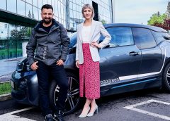 Knapp goes green Foto: Knapp-Mitarbeiter mit E-Auto