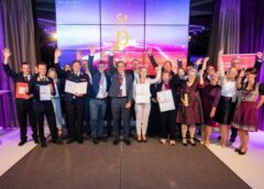 VOEST-ALPINE Stahlstiftung gewinnt den Staatspreis Unternehmensqualität 2021 Foto: Staatspreis Unternehmensqualität Gewinner mit Kategoriesiegern und Jury-Preisträgern © Anna Rauchenberger