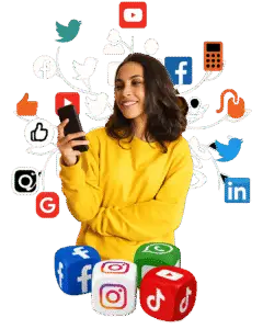 Una ragazza Social Media Manager che sorride davanti al lo smartphone con i loghi dei social network in sfondo.