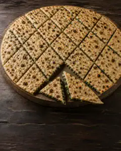 Eşkenar dörtgen dilimlere kesilmiş, pazı ve kırmızı soğan dolgulu geleneksel Hırvat böreği Poljički soparnik