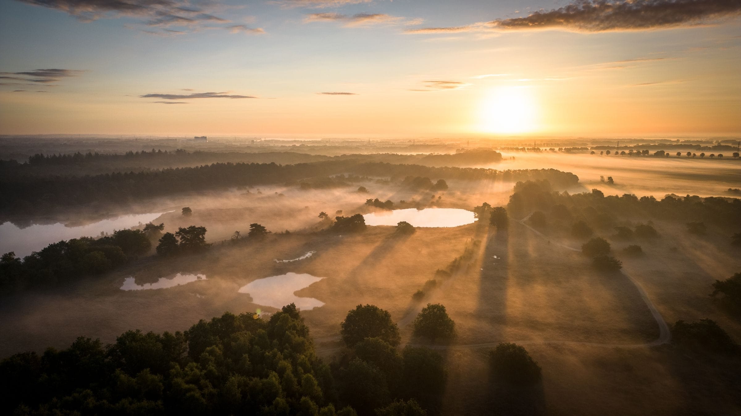 Mistige zonsopkomst boven het Dwingelderveld bij Dwingeloo, Drenthe