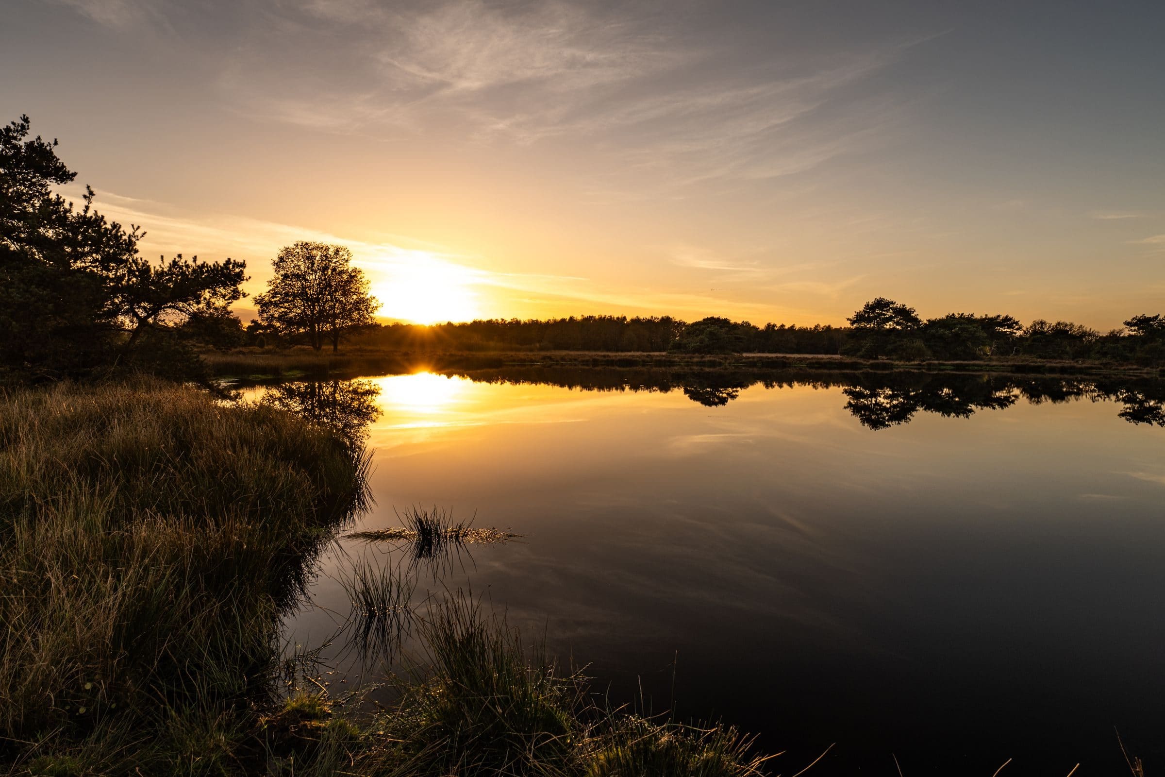 Zonsondergang boven een ven bij Ruinen in Drenthe