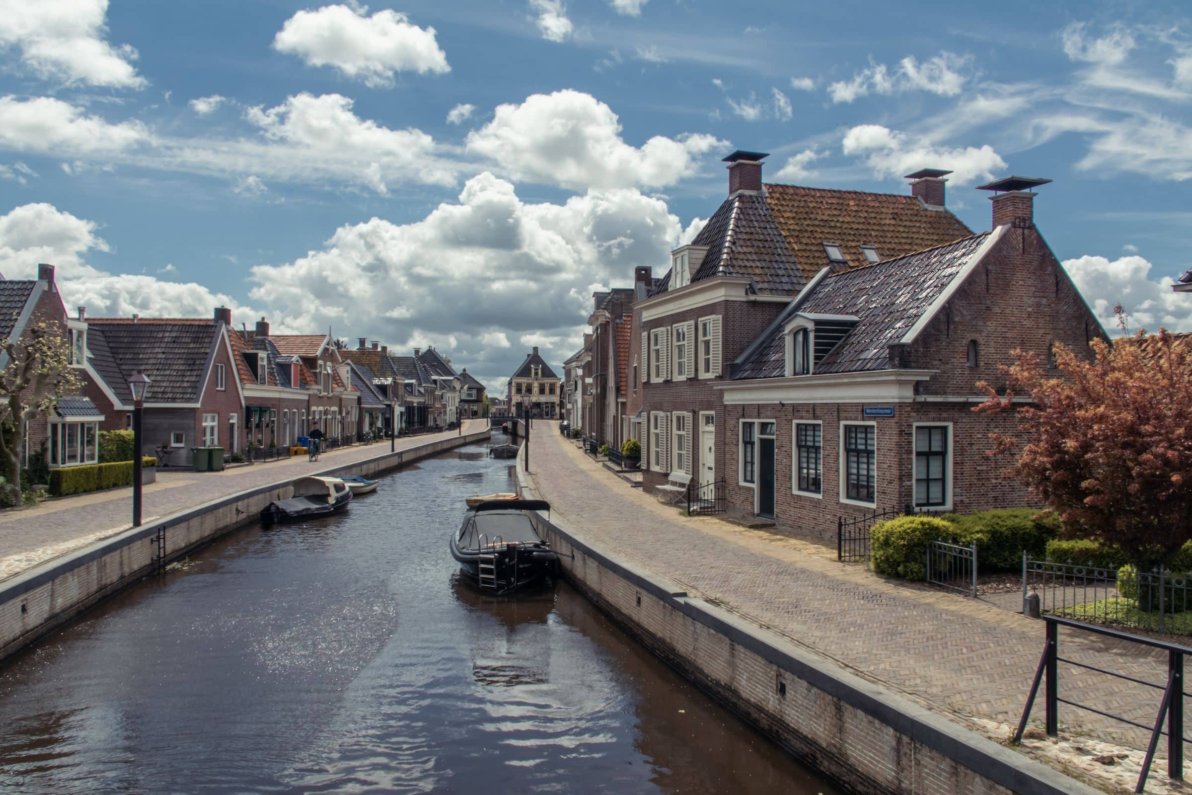 Gracht met Friese huizen in Kollum, Friesland