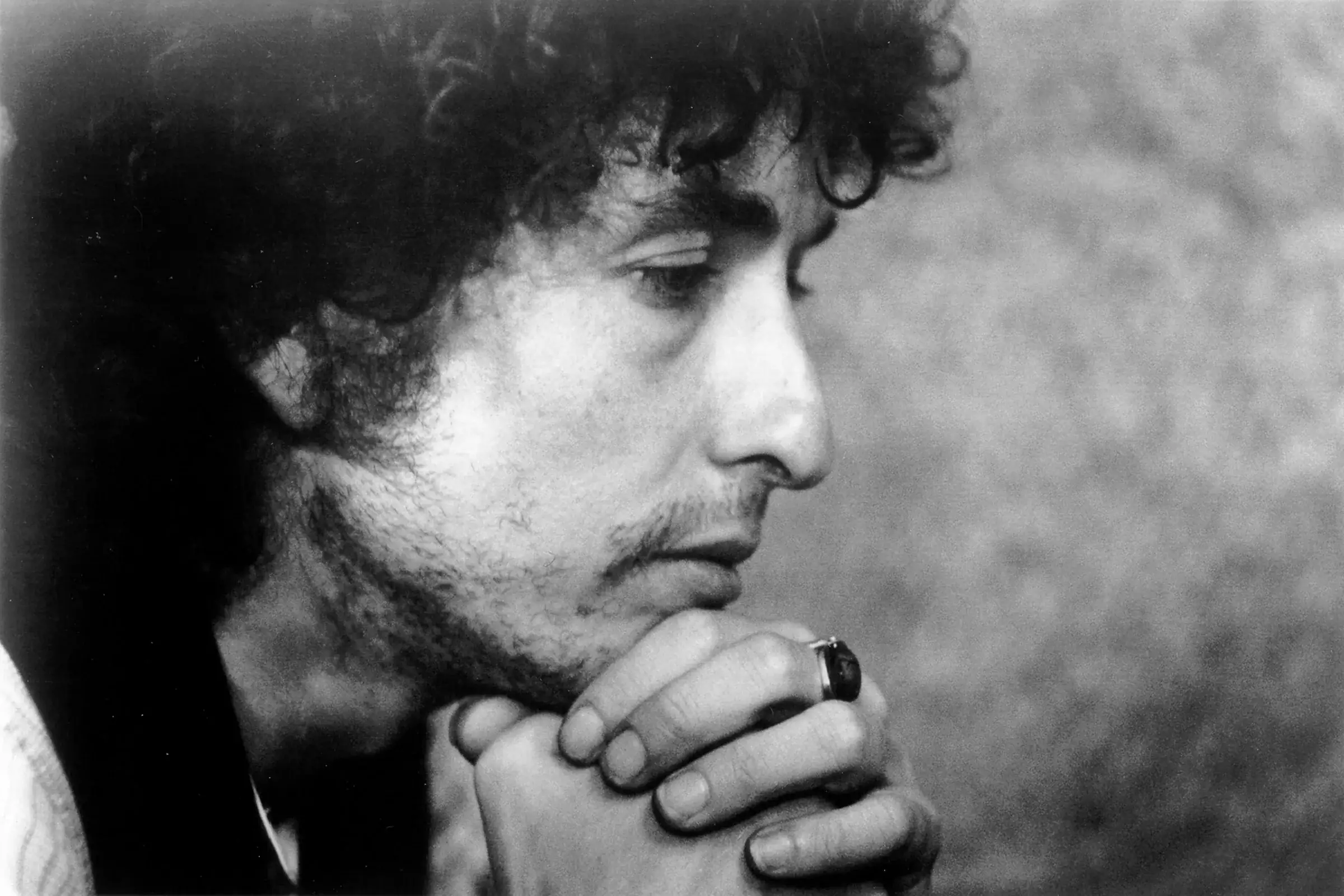 Bob Dylan assis, guitare sur les genoux, période Nashville Skyline, ambiance introspective, années 1970