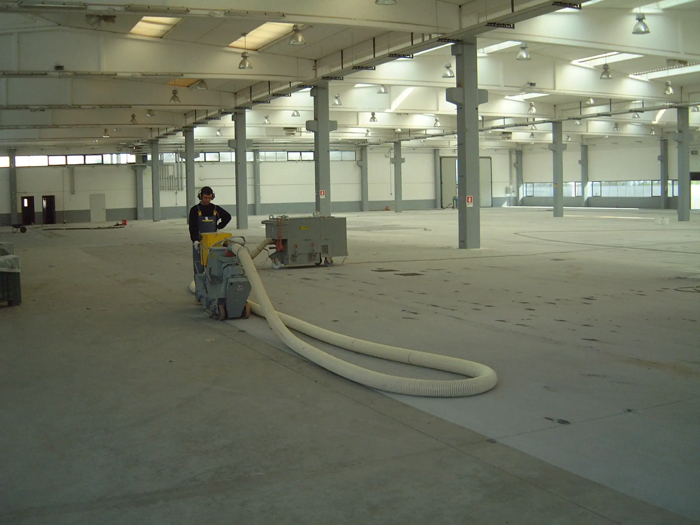 Pallinatura pavimento industriale e preparazione supporto, per la successiva installazione di rivestimento in resina multistrato