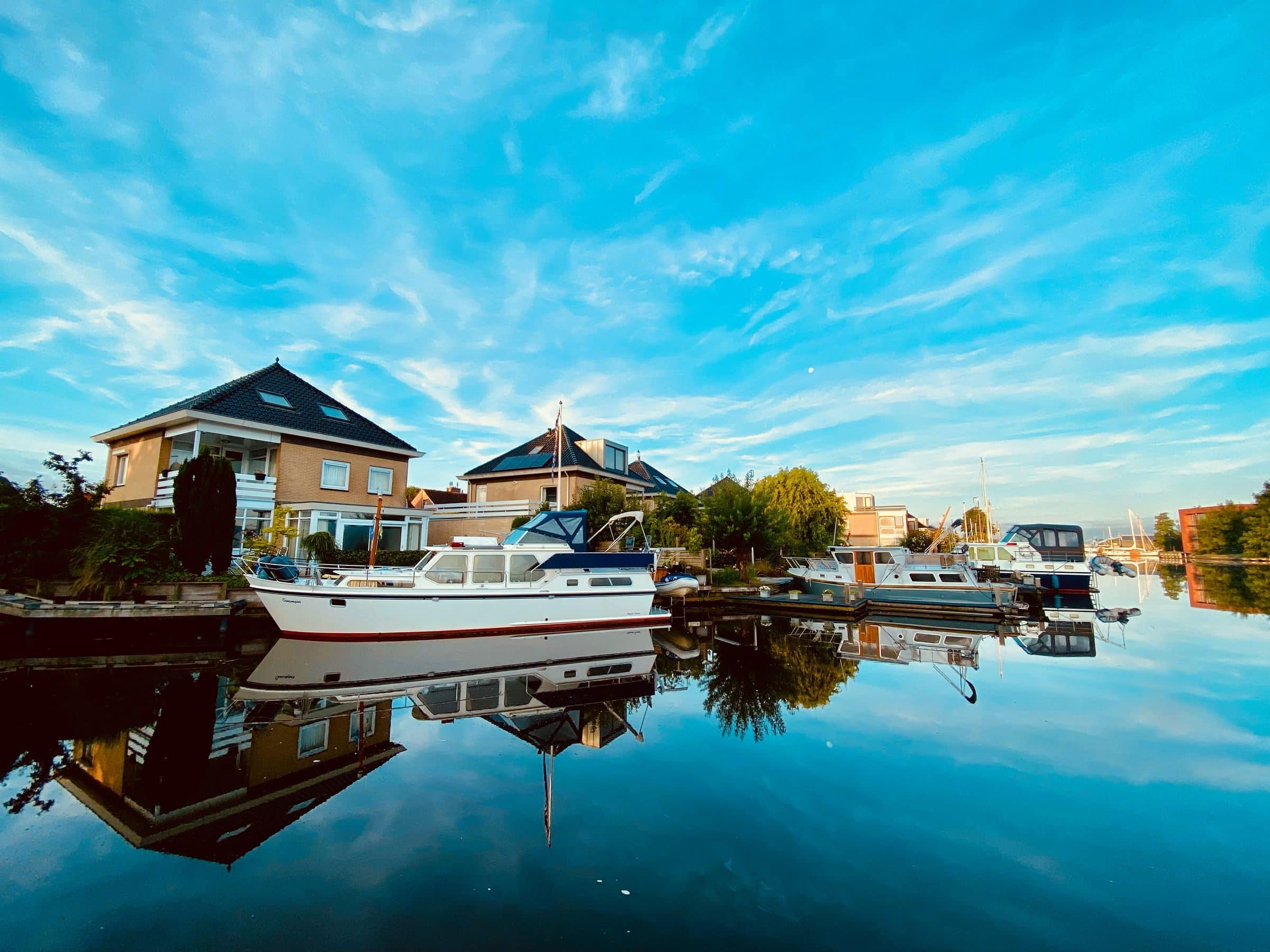 Boten in de haven van Grou, Friesland, onder een blauwe lucht