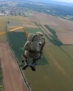 vojenský výcvik -výsadková příprava - seskok s padákem