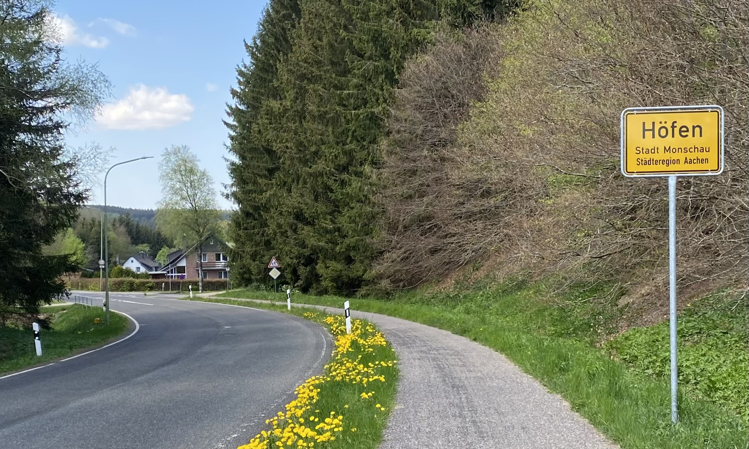 Eine Ortseinfahrt nach Höfen.