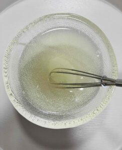 50℃の水にゼラチンを混ぜる