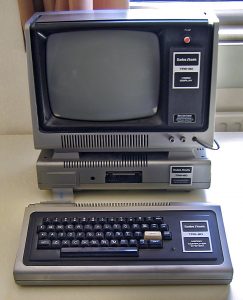 Der legendäre Tandy TRS-80 mit Peripherie (Foto via Wikimedia; siehe Bildnachweis unten)