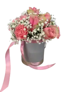 Flowerbox z różami, goździkami, gipsówką – elegancja w każdym detalu