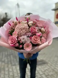 Bukiet z różowymi różami z delikatnych kwiatów — idealna na prezent