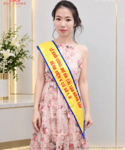băng đeo chéo hoa hậu, băng đeo hoa hậu, dải băng hoa hậu, băng đeo người hoa hậu, băng đeo chéo người, băng đeo chéo sự kiện, băng đeo người sự kiện, băng đeo sự kiện, băng đeo vai sự kiện, băng đeo á hậu, băng đeo người đẹp, băng đeo thí sinh, băng đeo thí sinh hoa hậu, dải băng á hậu, dải băng người đẹp, sash hoa hậu, sash cuộc thi hoa hậu, sash người đẹp, sash thí sinh, băng đeo Miss, băng đeo Miss Grand, băng đeo Miss World, băng đeo Miss Universe, băng đeo đại biểu, băng đeo khách mời, băng đeo ban tổ chức, băng đeo nhân sự sự kiện, băng đeo lễ khai mạc, băng đeo lễ khánh thành, băng đeo lễ kỷ niệm, băng đeo hội nghị, băng đeo hội thảo, băng đeo chương trình, băng đeo cuộc thi, băng đeo chương trình sự kiện, dải băng sự kiện, dải đeo chéo sự kiện, băng đeo chéo có in chữ, băng đeo chéo in logo, băng đeo chéo in tên, băng đeo chéo in nội dung, băng đeo người có in chữ, băng đeo vai in chữ, băng đeo chéo in logo sự kiện, băng đeo chéo theo yêu cầu, băng đeo chéo thiết kế riêng, băng đeo chéo may theo yêu cầu, băng đeo chéo cao cấp, băng đeo hoa hậu cao cấp, làm băng đeo chéo hoa hậu, đặt băng đeo hoa hậu, đặt băng đeo chéo sự kiện, làm băng đeo sự kiện, in băng đeo chéo, may băng đeo chéo, đặt băng đeo người, sản xuất băng đeo chéo, xưởng làm băng đeo chéo, xưởng sản xuất băng đeo sự kiện, băng đeo chéo giá rẻ, băng đeo chéo giá tốt, băng đeo chéo theo yêu cầu, băng đeo chéo nữ, băng đeo chéo nam, băng đeo vai, dải băng đeo chéo, dải băng đeo vai, dây đeo chéo người, băng đeo người, băng đeo danh hiệu, băng đeo chức danh, băng đeo nhận diện sự kiện, sash sự kiện, sash cuộc thi, event sash, beauty pageant sash