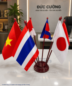 Cờ Để Bàn Đế Gỗ Cao Cấp – Giải Pháp Nâng Tầm Hình Ảnh Doanh Nghiệp, Hội Nghị Và Đối Ngoại