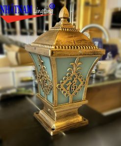 Đèn trụ cổng MT0040 được làm bằng hợp kim nhôm đúc chống nước, chuyên dùng để lắp đặt trang trí ngoài trời ở vị trí đầu cột cổng, tường rào hoặc sân vườn.