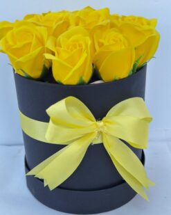 13 Adet Gerçek Görünümlü Sarı Gül - Siyah Kutuda