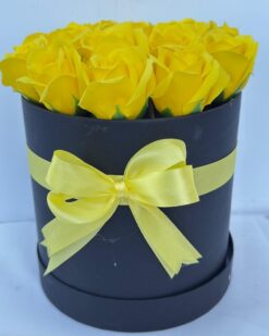 17 Adet Gerçek Görünümlü Sarı Gül - Siyah Kutuda