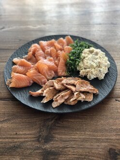 Zalmbuikjes borrelplank