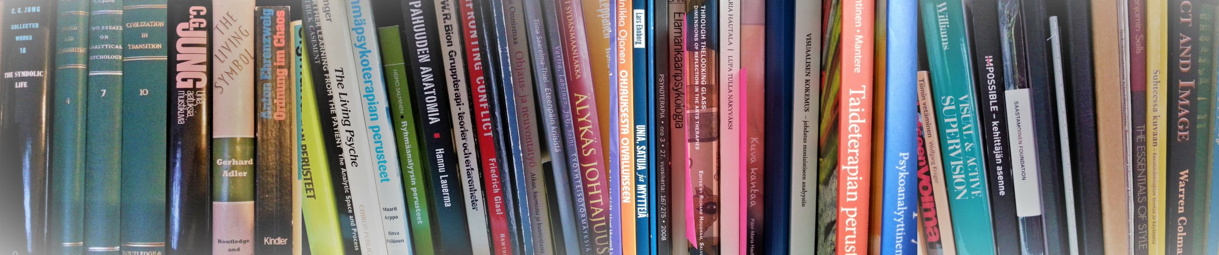  työnohjausta ja muita palveluja kuvituskuva, kuvassa kirjahyllyni kirjoja, mm. työnohjausta käsitteleviä