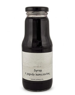Dark glass bottle of syrup with a cream label reading 'Syrop z jagody kamczackiej' and an illustrated countryside scene; includes 'www.niwki.pl'