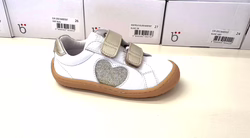 Pantofi din piele pentru copii cu inimă sclipitoare, ideali pentru orice ocazie.