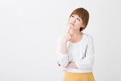 悩む女性
