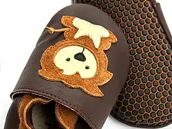 100% piele naturala certificată, sigură, nepoluantă! Recomandati de medicii ortopezi Talpă moale și flexibilă, în 4 straturi Talpă respirabilă, din microfibre, capacitatea de respirație este multiplă față de cea a pielii Talpa antiderapantă și modelul de fagure de miere Partea superioară din piele nappa, 100% siguranță, moale și respiră Datorită șiretului elastic, pantofii sunt ușor de încălțați și stau foarte bine pe piciorul copiilor "Recomand cu drag pantofii Liliputi copiilor care fac primii paşi  și celor care umblă deja, ca o excelentă alternativă a mersului desculț!" Dr. Lengyel Zsuzsanna, medic primar ortopedie pediatrică MADE IN UE