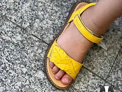 Sandale Froddo pentru fete piele naturala Culoare: galben închis Inchidere: velcro dublu Partea superioară: piele naturală Căptușeală: căptușeală din piele fără crom Branț: branț din piele fără crom Talpa exterioara: TR Fara crom VI.
