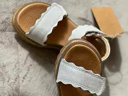 Sandale Froddo pentru fete  Culoare: alb stralucire Inchidere: velcro dublu Partea superioară: piele naturală Căptușeală: căptușeală din piele fără crom Branț: branț din piele fără crom Talpa exterioara: TR Fara crom VI.
