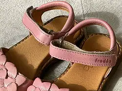 Sandale Froddo pentru fete piele naturala Culoare: roz Inchidere: velcro dublu Partea superioară: piele naturală Căptușeală: căptușeală din piele fără crom Branț: branț din piele fără crom Talpa exterioara: TR Fara crom VI.
