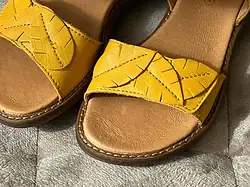Sandale Froddo pentru fete piele naturala Culoare: galben închis Inchidere: velcro dublu Partea superioară: piele naturală Căptușeală: căptușeală din piele fără crom Branț: branț din piele fără crom Talpa exterioara: TR Fara crom VI.