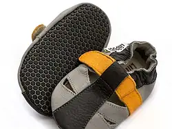 Sandalute barefoot bebelusi piele naturala Fabricate din materiale sigure, certificate, non-toxice! Talpă exterioară anti-alunecare Recomandat de medicii ortopedici Talpă super flexibilă cu 4 straturi Față din piele moale, de înaltă calitate, prietenoasă cu bebelușii Cureaua flexibilă pentru gleznă, îl face ușor de pus și le păstrează „Recomand pantofii Liliputi, ca o alternativă perfectă de a fi desculț” Dr. Zsuzsanna Lengyel Director Medical Sef Ortopedie Copii