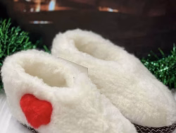 Papucei de casa din lana naturala pentru copii