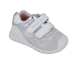 Adidași primii pași pentru fetiță