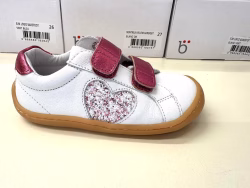 Pantofi din piele pentru copii cu inimă sclipitoare și velcro pentru o fixare ușoară.