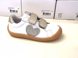 Pantofi din piele pentru copii cu inimă sclipitoare, ideali pentru orice ocazie.