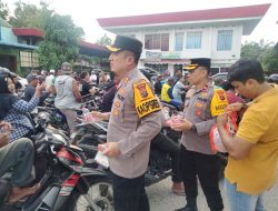 Atasi Kepadatan Antrean BBM, Kapolres Binjai Bagikan Air dan Imbau Warga Tetap Tertib