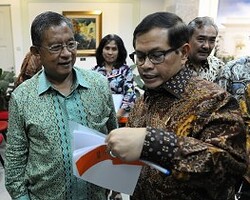 Seskab dan Menko Bidang Perekonomian berdialog sebelum menyampaikan konferensi pers usai rapat terbatas kemarin sore (12/1) di kantor Presiden, Jakarta. (Foto:Humas/Rahmat)
