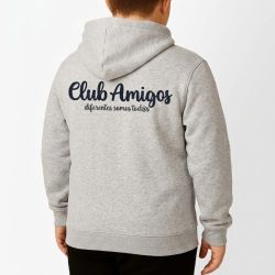 Sudadera gris modelo detrás