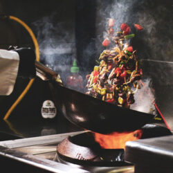 Plato al wok con pollo, vegetales salteados y salsa servido en The Wings Burger