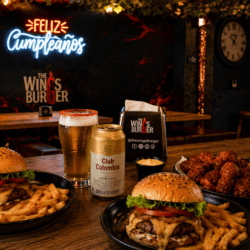 Hamburguesas, alitas y papas en un restaurante fast casual de The Wings Burger