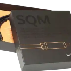 Gros plan sur la boîte des câbles de modulation RCA Grimm Audio SQM