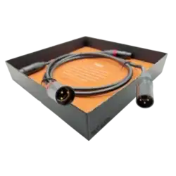 Paire de câbles de modulation XLR Grimm Audio SQM dans leur boite noire et orange avec deux connecteurs mâles en premier plan dépassant de la boîte