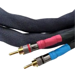 Zoom sur le câble haut-parleur Emotion de Kubala Sosna, sa gaine bleue caractéristique de la gamme et connecteurs bananes canal droit en rouge et canal gauche en bleu