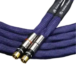 Câbles de modulation RCA Kubala Sosna de la gamme Emotion avec ses gaines bleues caractéristique de cette ligne de produit avec deux connecteurs RCA, gauche (liseré noir) et droit (liseré rouge), mis en exergue