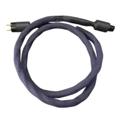 Câble secteur Kubala Sosna de la gamme Emotion enroulé sur lui-même, gaine de couleur bleue et connecteurs gris imposants sur le haut de la photo