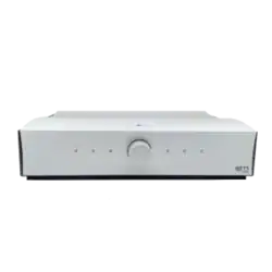 L'intégré Mola-Mola Kula vu de face, trois petits boutons à gauche pour sélectionner les premières entrées, le gros bouton de contrôle de volume situé au centre et trois autres petits boutons sur la droite pour sélectionner les trois autres sources