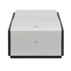 Amplificateur de puissance stéréo Mola Mola Perca vu de face dans le désormais célèbre boitier en aluminium de la marque qui reprend l'effet d'une vague. Sur le dessus le logo Mola-Mola, sur la tranche le voyant blanc à LED de fonctionnement et en façade un petit bouton marche-arrêt.