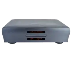 Lecteur CD/SACD Playback Designs MPS-8 de la série Dream vu de face avec ses 6 boutons sur la face supérieure, ses deux afficheurs indiquant la source pour le premier et la piste actuelle le temps sur le second et le tiroir pour insérer le CD sur la face avant de ce boitier en aluminium massif texturé gris foncé